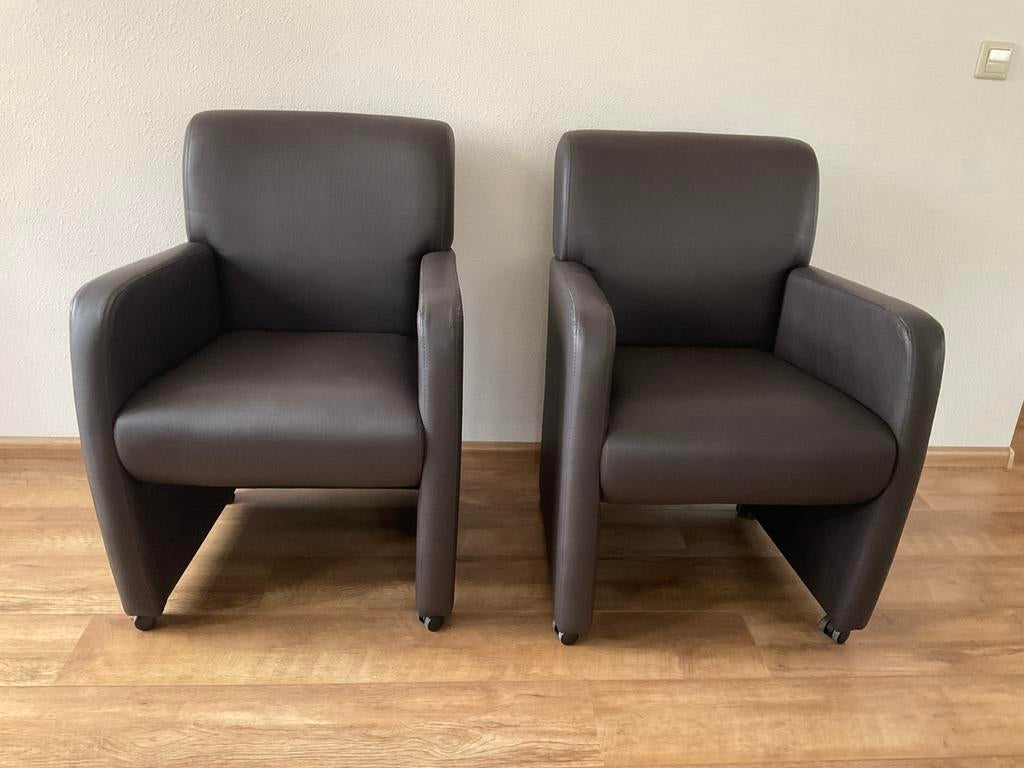 2 Fauteuils donkerbruin op wieltjes, samen €37,50, Huis en Inrichting, Fauteuils, Ophalen, Kunststof, Gebruikt, Minder dan 75 cm