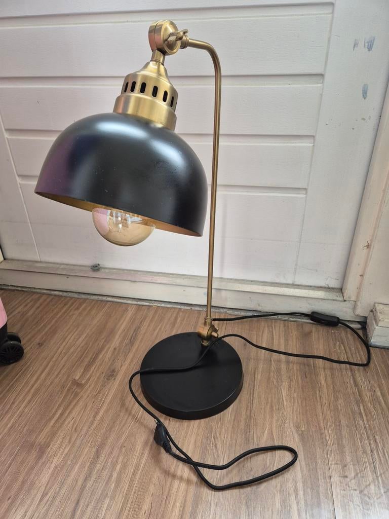 Riverdale bureaulamp, Ophalen