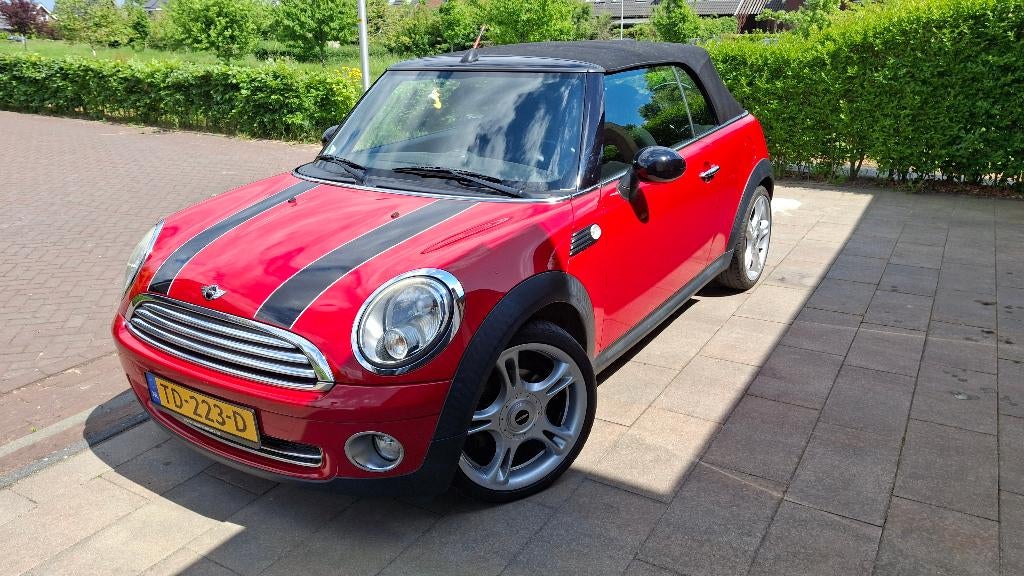 Mini Cooper Cabrio, 2010, rood + striping, JCW-velgen, Auto's, 4 cilinders, 4 stoelen, Leder en Stof, 49 €/maand