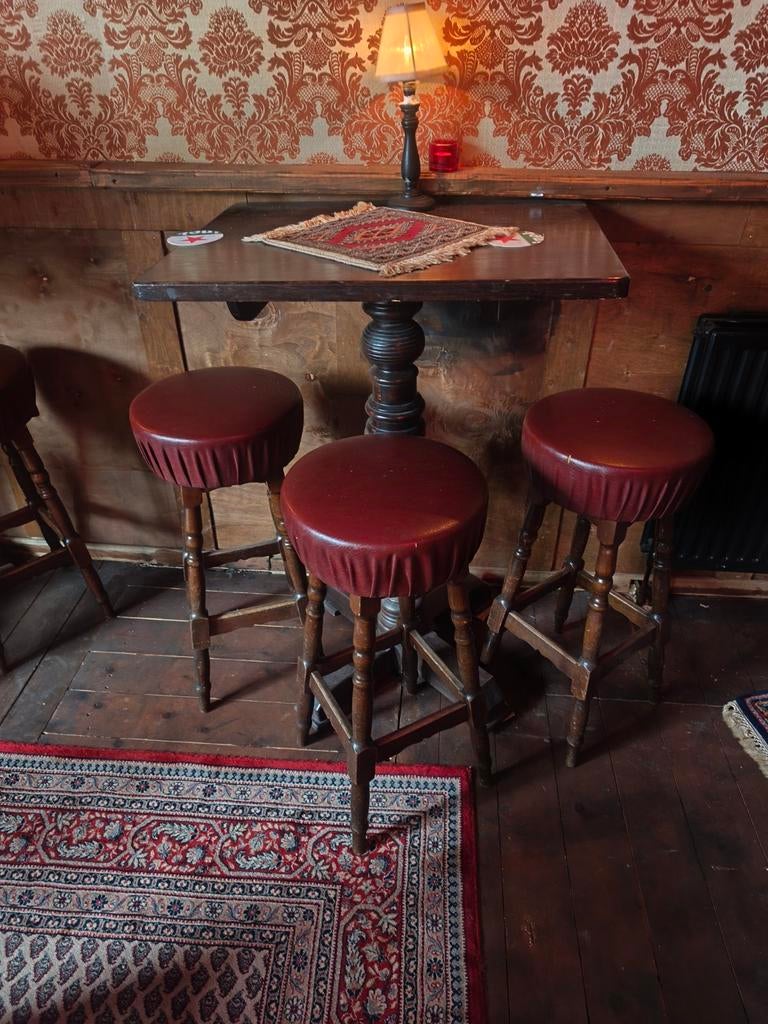 Statafel met 6 barkrukken - Ideaal voor thuisbar/mancave, Huis en Inrichting, Tafels | Statafels, Ophalen, Gebruikt