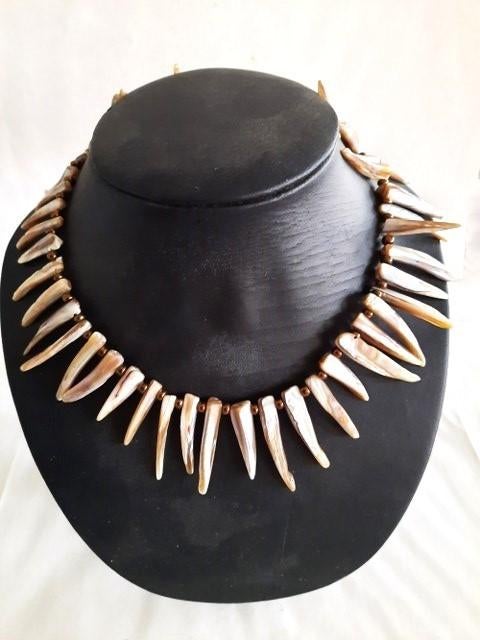 Prachtige handgemaakte Parelmoer ketting met schelptanden, Sieraden, Tassen en Uiterlijk, Kettingen, Ophalen, Nieuw, Steen of Mineraal