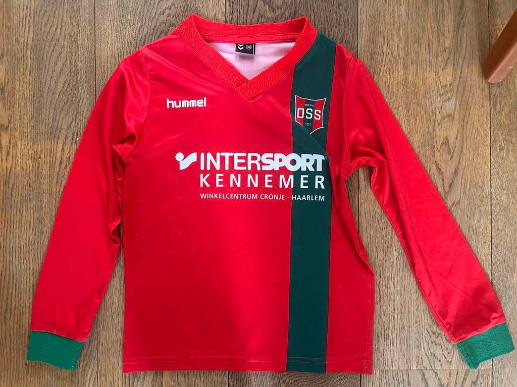Voetbalshirt DSS maat 128 - Rood/Groen Hummel, Ophalen of Verzenden, Gebruikt, Jongen of Meisje, Sport- of Zwemkleding