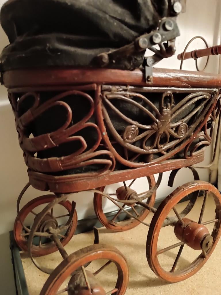 Antieke poppenwagen, rotan., Ophalen