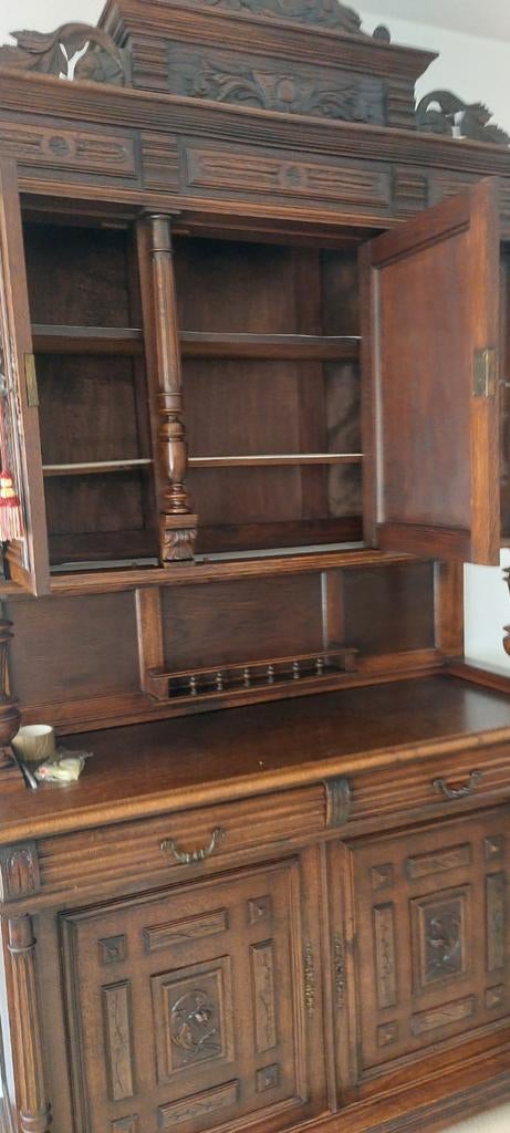 Antieke jachtkast met veel hout snijwerk., Ophalen