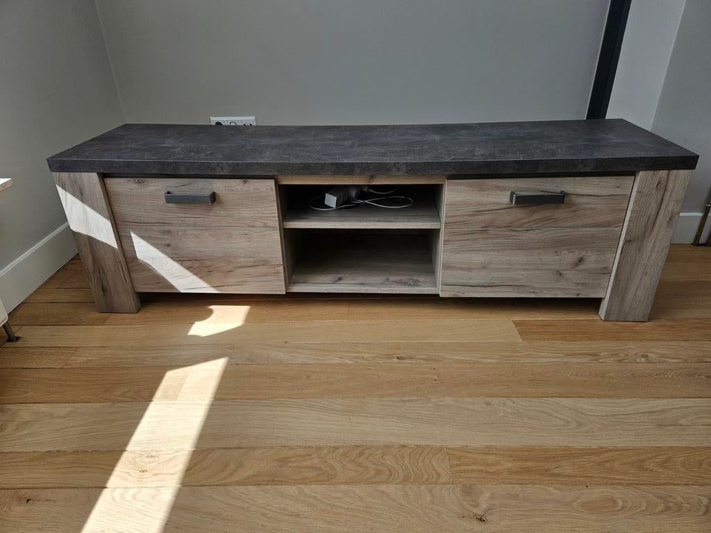 TV-meubel met twee deurtjes en opbergruimte, Ophalen