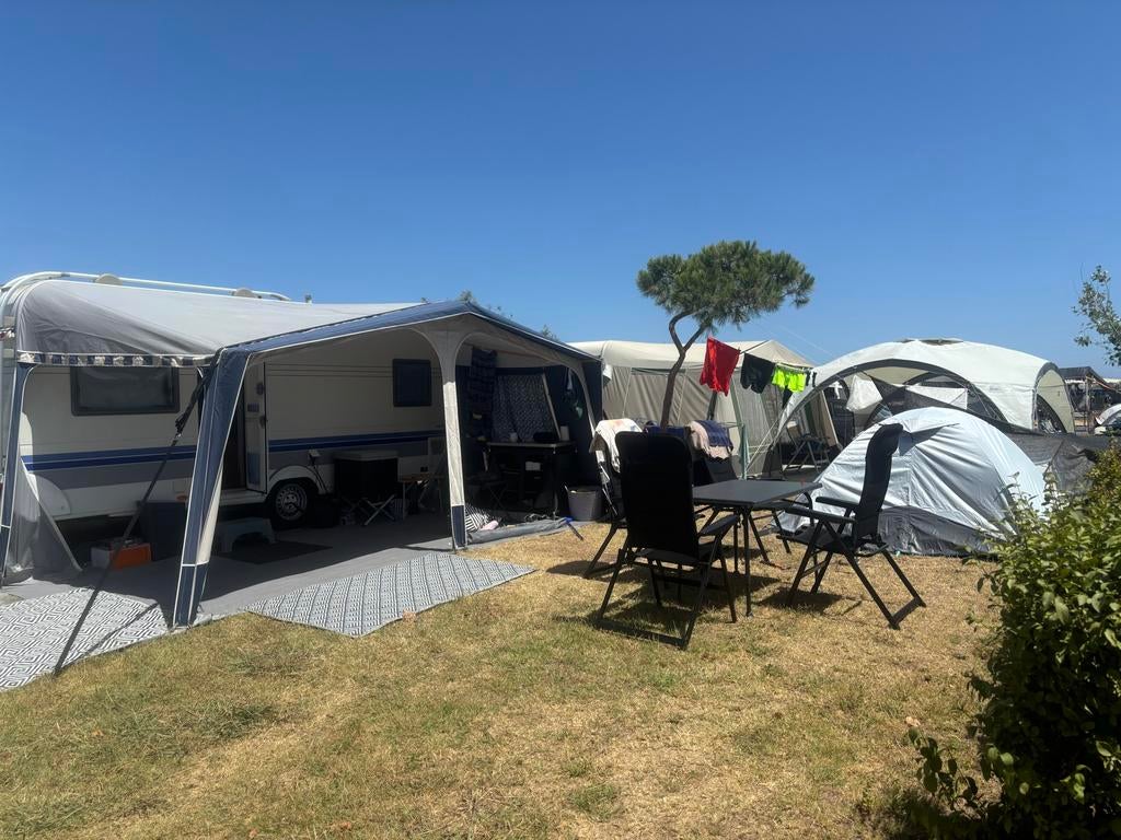 Ruime en complete hobby 495 caravan met voortent en airco, Overige merken, Standaardzit, 75 kg, Omvormbare zithoek