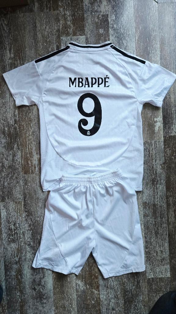 Real Madrid Mbappe kinderset: T-shirt + shorts, Verzamelen, Sportartikelen en Voetbal, Ophalen of Verzenden, Zo goed als nieuw
