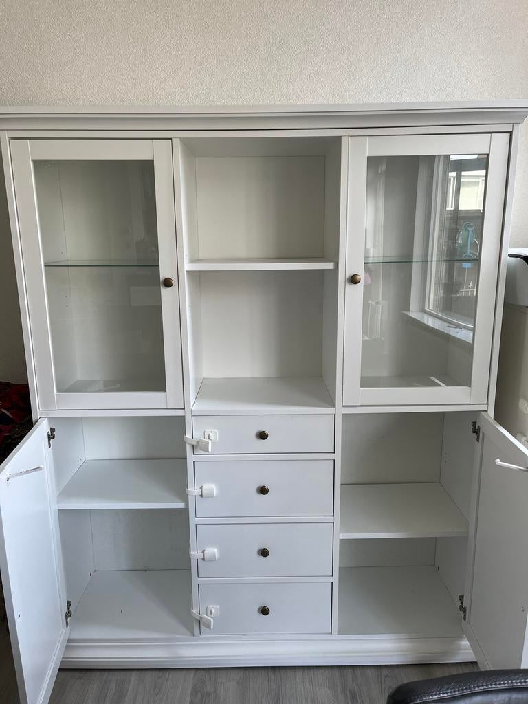 Mooie witte vitrinekast van Wehkamp, Ophalen, 100 tot 150 cm, Zo goed als nieuw, Met lade(s)