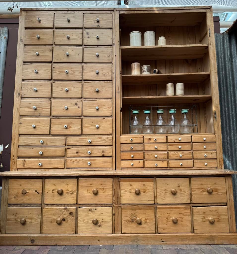 Antiek geloogd grenen, apotheker-kast, porseleinen knoppen, Ophalen