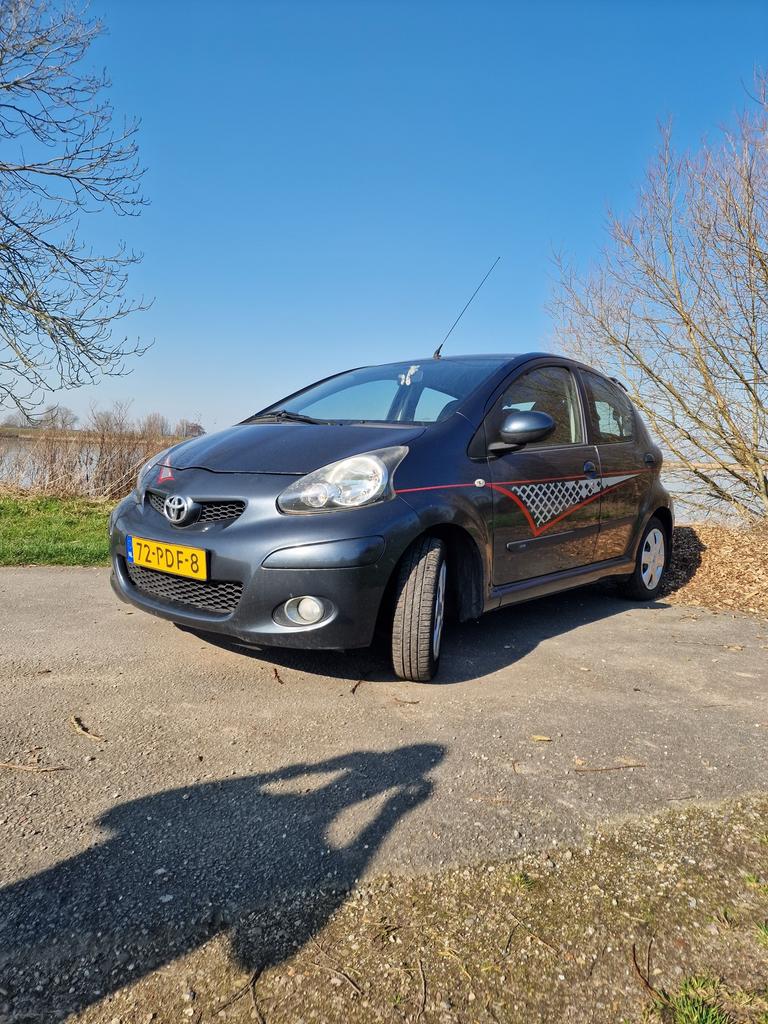 Toyota Aygo 1.0 12V Vvt-i 5DRS 2011 Grijs, Auto's, Voorwielaandrijving, 4 stoelen, 68 pk, Origineel Nederlands