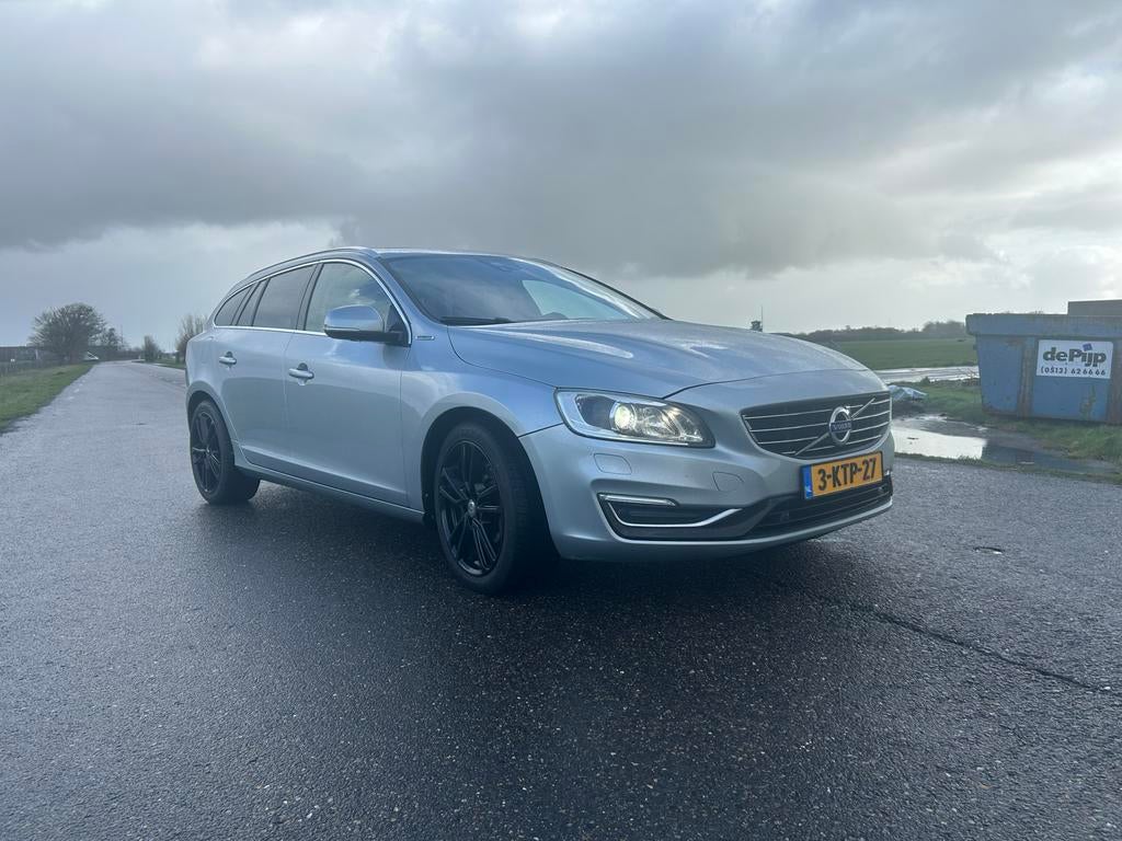Volvo V60 D6 288pk Plug-in Hybrid 2014 Grijs, Auto's, Automaat, 1800 kg, Zwart, 285 pk