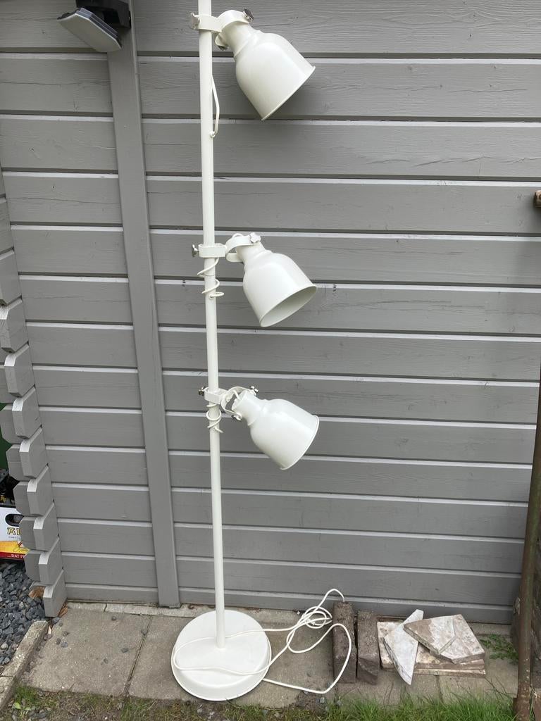 Ikea Hektar vloerlamp met 3 spots - wit, Ophalen of Verzenden, Gebruikt, Metaal, 150 tot 200 cm