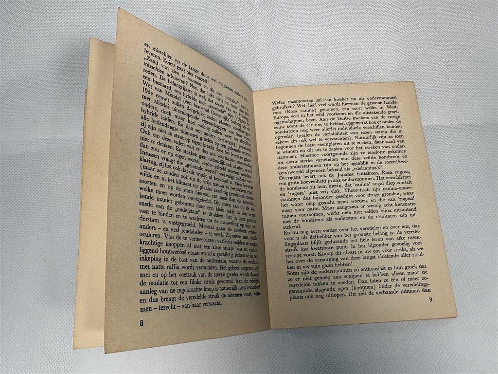 Rozen — Kweken, Verzorgen en Toepassen, Ophalen of Verzenden, Gelezen, Bloemen, Planten en Bomen