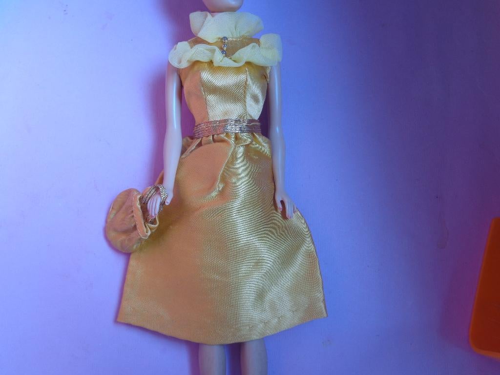 Barbie vintage Golden glitter jurk en tas, Verzamelen, Ophalen of Verzenden, Gebruikt, Kleertjes