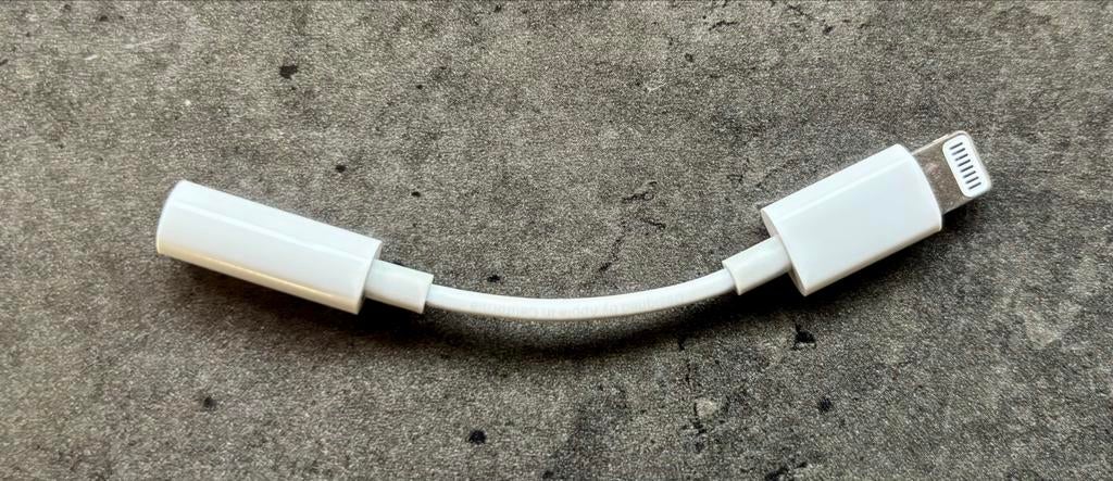 Apple Lightning naar 3,5 mm koptelefoonadapter, Ophalen of Verzenden, Zo goed als nieuw, Minder dan 2 meter, Overige kabels