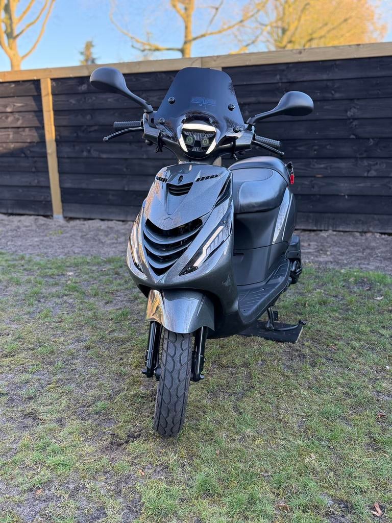 PSYCHEDELIC PIAGGIO ZIP ‼️NIEUWSTAAT‼️ BROM, Ophalen of Verzenden, Zo goed als nieuw, Benzine