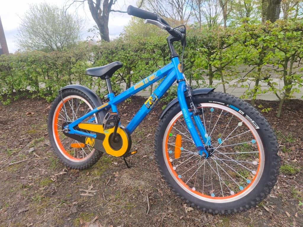 Stoere 20 inch kinderfiets - Blauw met oranje accenten, Fietsen en Brommers, Fietsen | Kinderfietsjes, Ophalen, Zo goed als nieuw