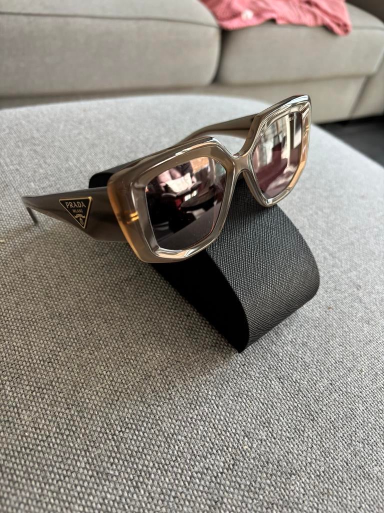 NIEUWE originele zonnebril van Prada in originele koker/etui, Sieraden, Tassen en Uiterlijk, Zonnebrillen en Brillen | Dames, Zonnebril