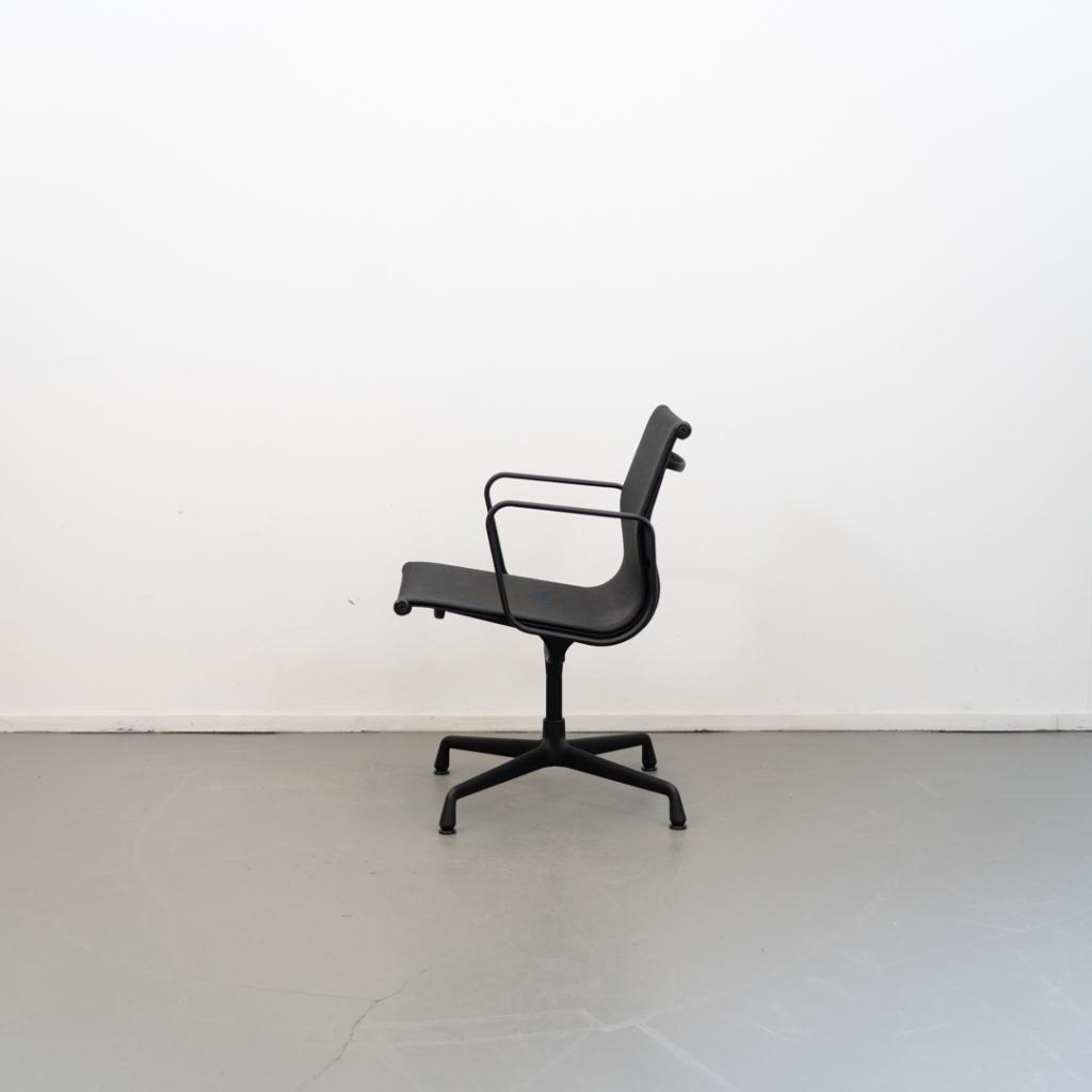 1 Vitra Eames  Ea 108 Zwart netweave zwart frame, Niet ingevuld, Zwart, Niet ingevuld, Nieuw