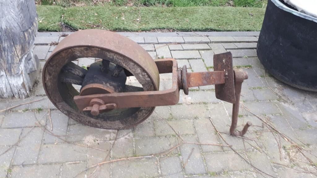antiek neuswiel wipkar kipkar karrewiel wagewiel driewielkar, Ophalen