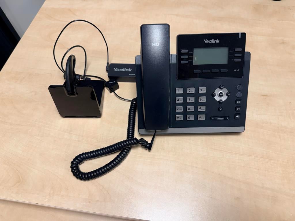 Partij Yealink telefoons met headsets en accessoires, Ophalen, Gebruikt, 4 handsets of meer