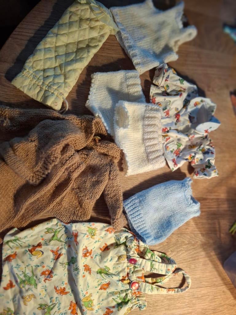 Oude poppenkleertjes - Diverse handgemaakte setjes, Verzamelen, Poppen, Verzenden, Gebruikt, Overige typen