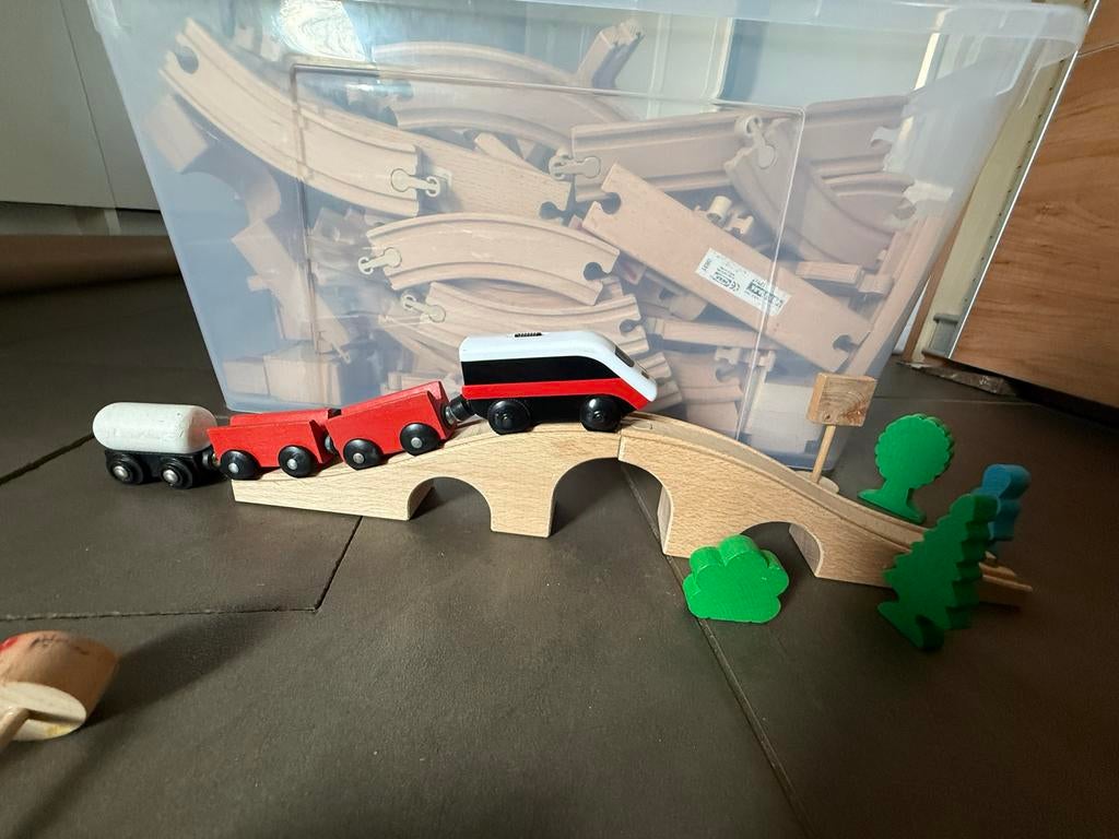 IKEA houten treinbaan met treinen en accessoires, Ophalen, Gebruikt