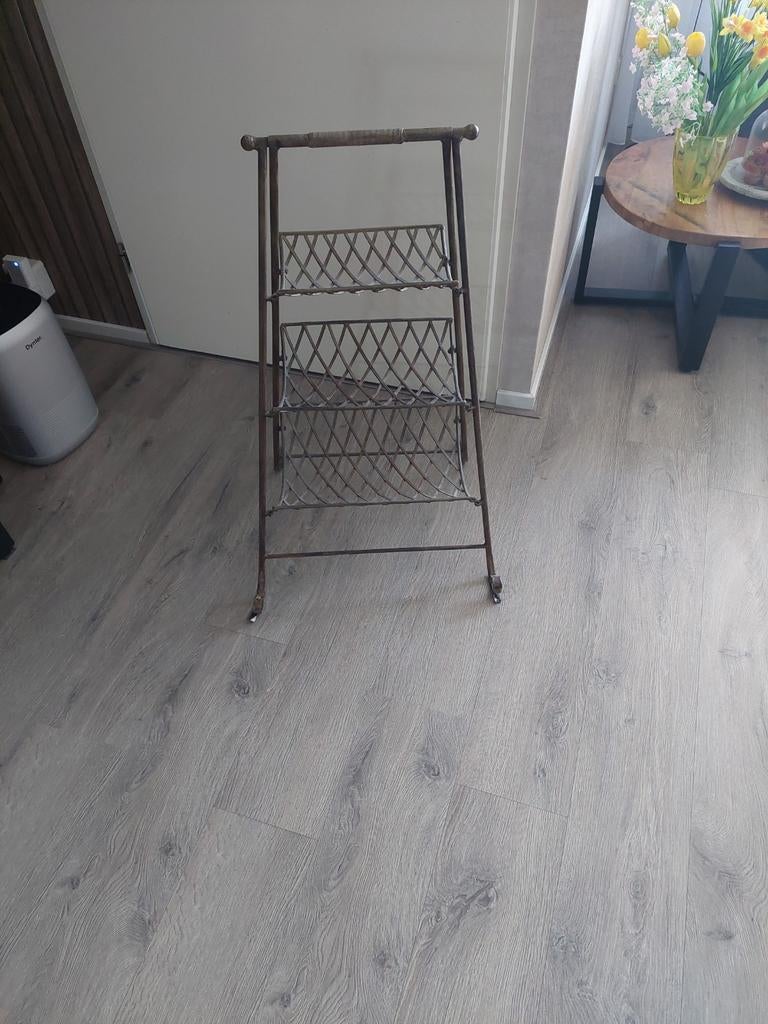 Vintage tijdschriften rek, Huis en Inrichting, Woonaccessoires | Krantenbakken en Lectuurbakken, Ophalen