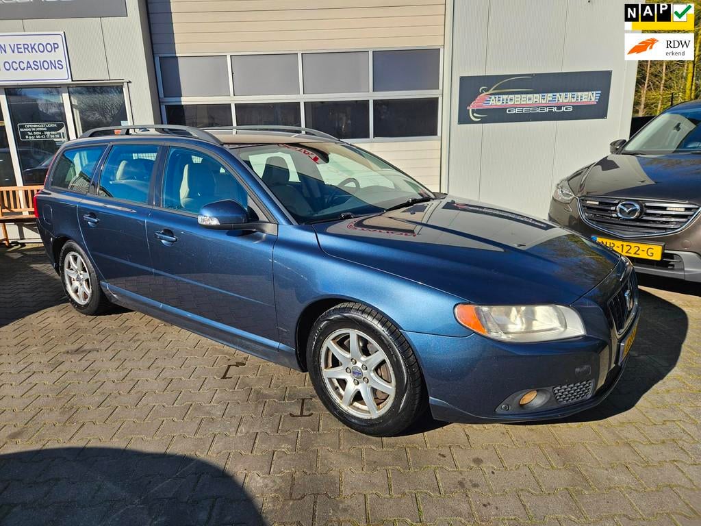 Volvo V70 2.4 D5 Momentum LEER..TREKHAAK, Auto's, Volvo, Voorwielaandrijving, 15 km/l, Blauw, Traction-control