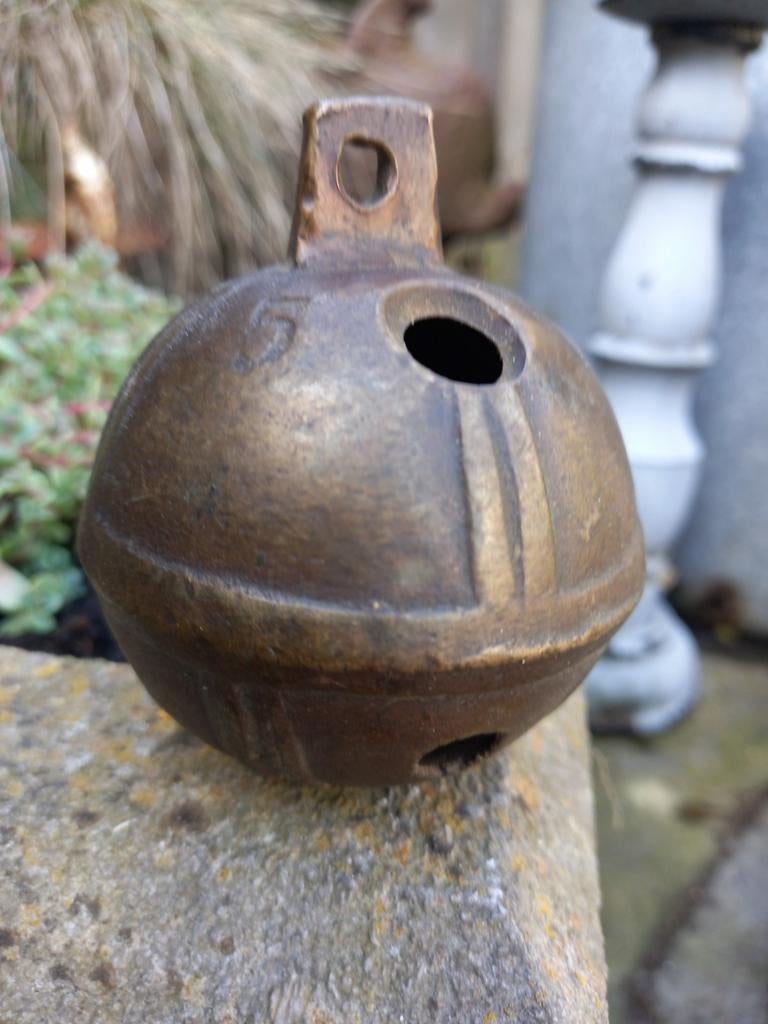 Antieke bronzen slee bel met nummer 5, Ophalen of Verzenden, Brons