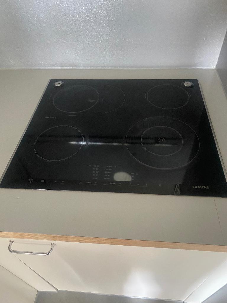 Keuken met apparaten, Ophalen, Gebruikt, Wit, Hoekkeuken