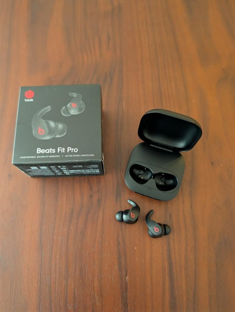 Beats Fit Pro, Ophalen of Verzenden, Zo goed als nieuw, In oorschelp (earbud)