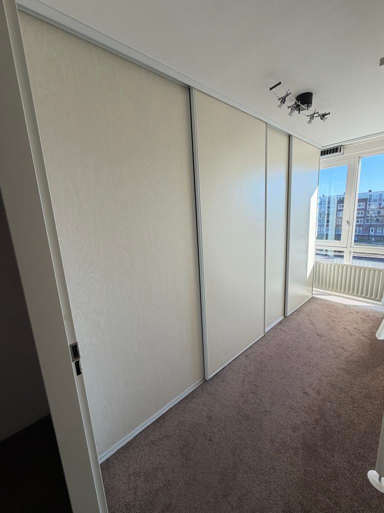 Ruime inloopkast met schuifdeuren en veel opbergruimte, Huis en Inrichting, Ophalen, Gebruikt, 200 cm of meer, Met lade(s)