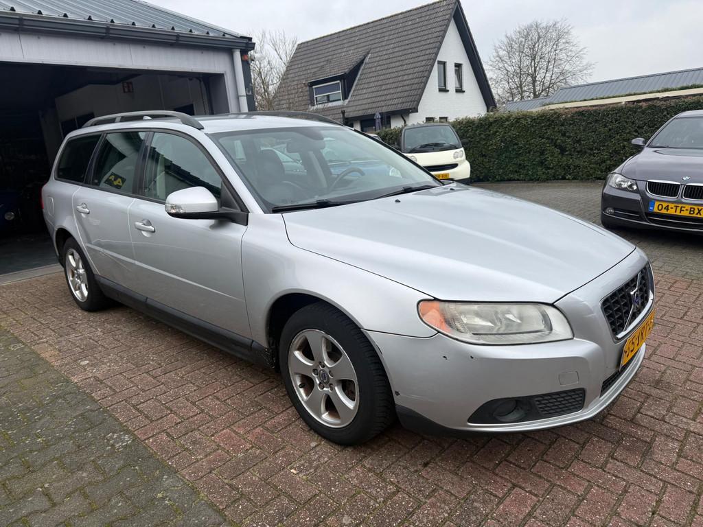 Volvo V70 2.0 Kinetic 2009 Nieuw model Leder Navi, Gebruikt, Handgeschakeld, Euro 4, 84 €/maand