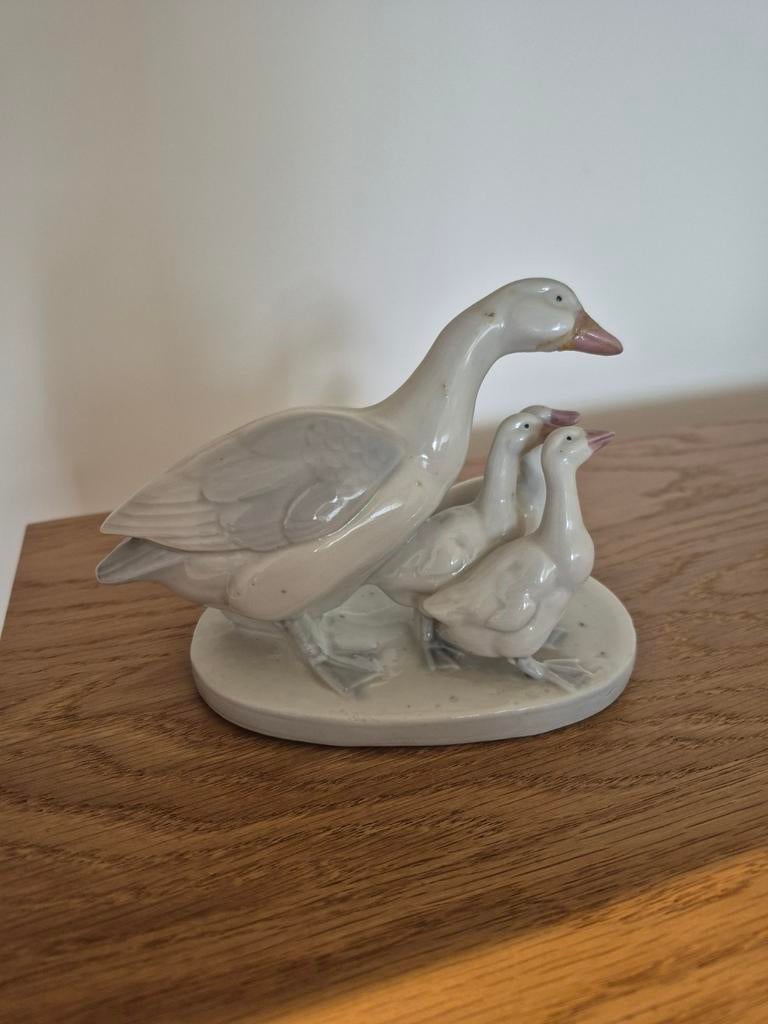 Porseleinen beeldje: Gans met 3 jongen, Ophalen of Verzenden, Zo goed als nieuw, Mens