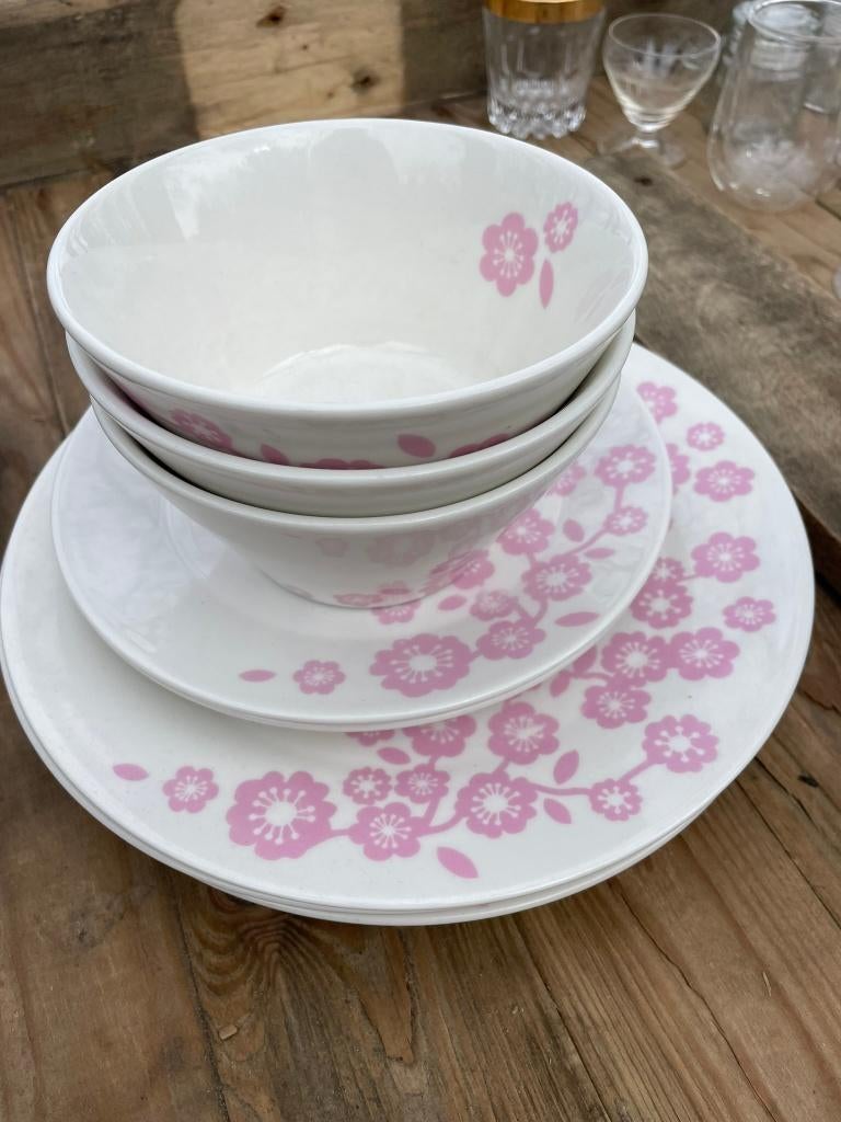 Hema wit servies met roze bloemen (borden en kommen), Ophalen, Keramiek, Zo goed als nieuw, Overige stijlen
