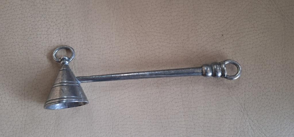 Kaarsendover/snuffer, tin ('t Oude Ambacht Tin). Iprst., Ophalen of Verzenden