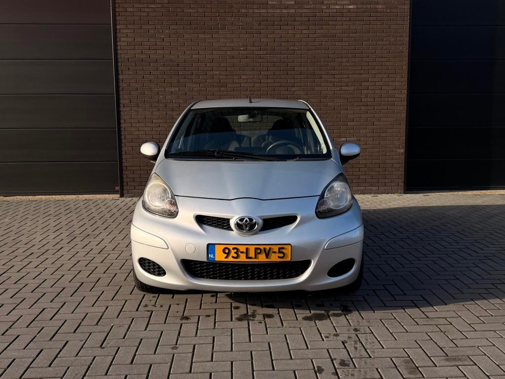Toyota Aygo 1.0 2010|LM-Vlgn|CARPLAY|5DRS|AIRCO|ELECK RAMEN|, Auto's, Toyota, Voorwielaandrijving, Stof, Zwart, 4 stoelen