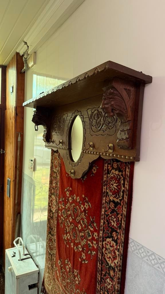 Antieke houten wandkapstok met spiegel en houtsnijwerk, Huis en Inrichting, Woonaccessoires | Kapstokken, Wandkapstok, Gebruikt