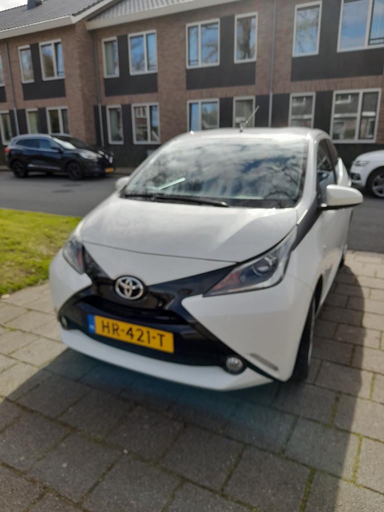 Toyota Aygo 1.0 12V Vvt-i Ddrs 2015 Wit, Auto's, Voorwielaandrijving, Stof, Metallic lak, 4 stoelen