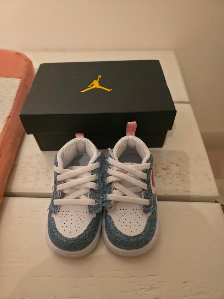 Nike Jordan 1 low alt SE cobalt bliss/pink maat 19.5 zgan, Kinderen en Baby's, Babykleding | Schoentjes en Sokjes, Zo goed als nieuw