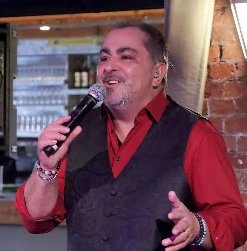 FeestZanger, Spaans, Nederlands, Engels, Italiaans, Solo-artiest