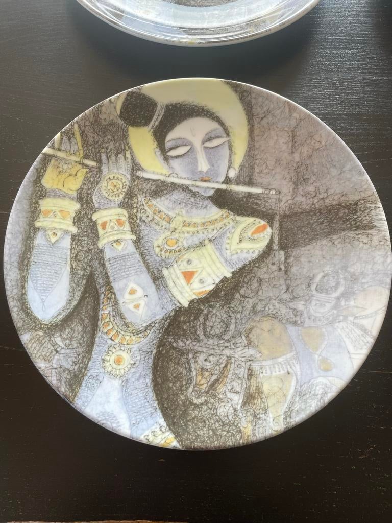 4 stuks Kunst op Tafel borden - Heer Krishna door Jayakar, Ophalen, Zo goed als nieuw, Bord(en), Overige stijlen