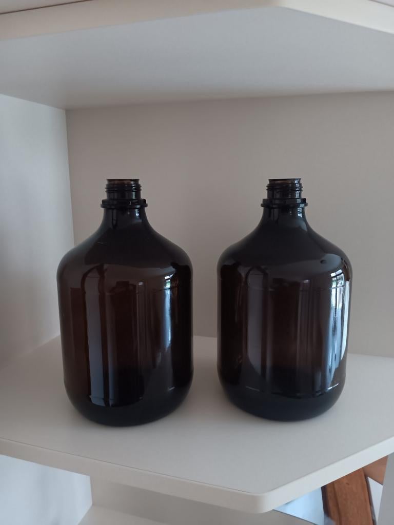 2 donker bruine gistflessen, Overige kleuren, Ophalen of Verzenden, Minder dan 50 cm, Glas