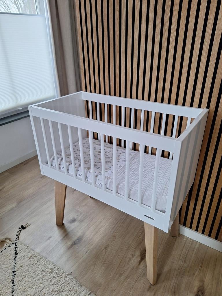 Kidsmill Sixties Wiegje Hoogglans Wit/Naturel, Kinderen en Baby's, Babywiegjes en Ledikanten, Ophalen of Verzenden, Zo goed als nieuw