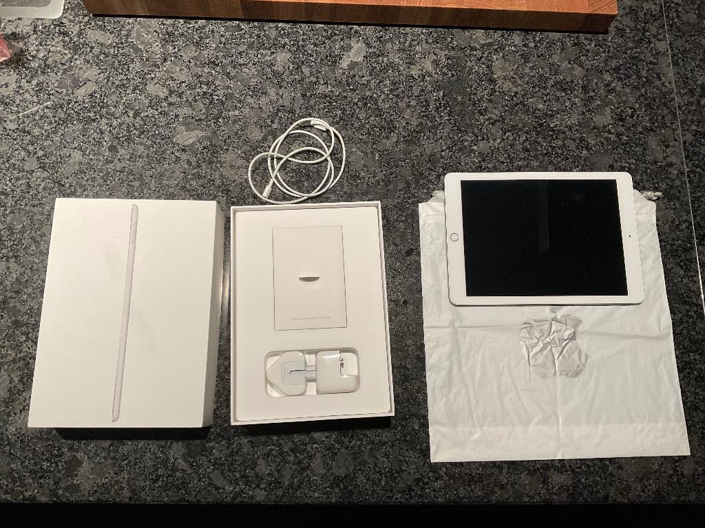 Apple ipad 5th generation 2018 A1822, 10 inch, 32 GB, Apple iPad, Ophalen of Verzenden