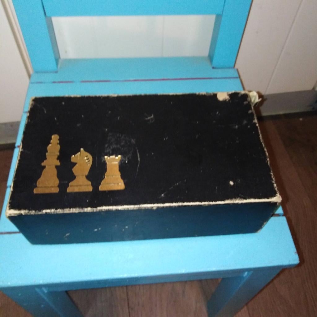 Setje schaakstenen gebruikt in oud zwart doosje, Hobby en Vrije tijd, Gezelschapsspellen | Bordspellen, Ophalen, Gebruikt
