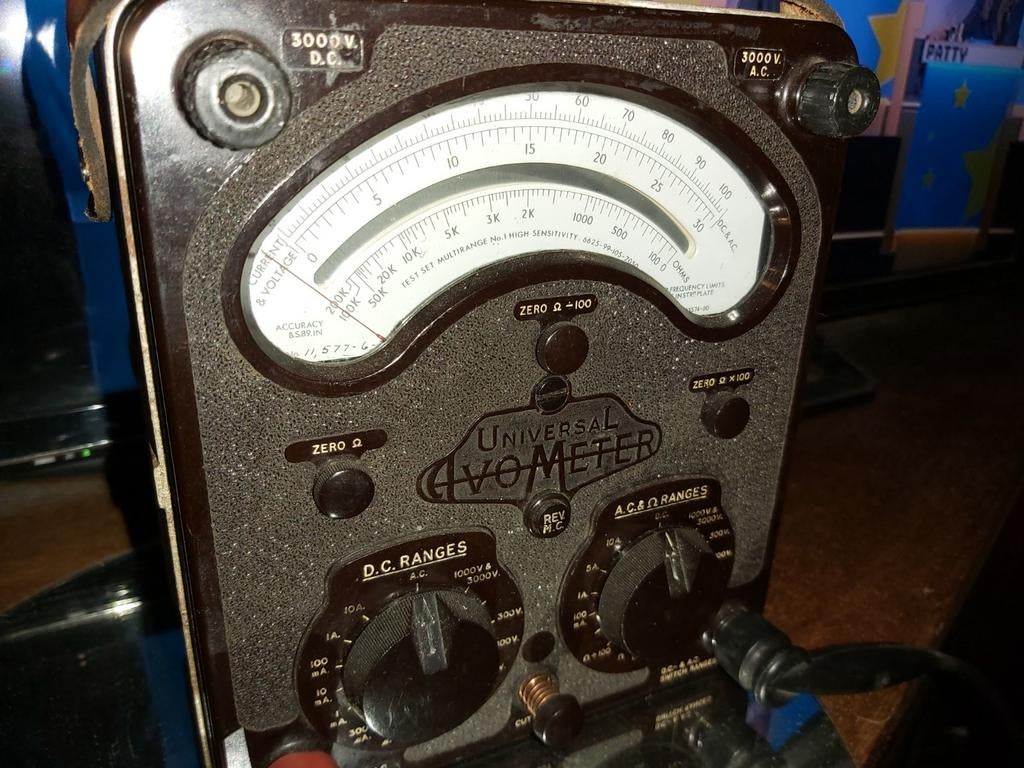 Voltmeter: Universal Avometer  multimeter met + en - kabels, Ophalen of Verzenden