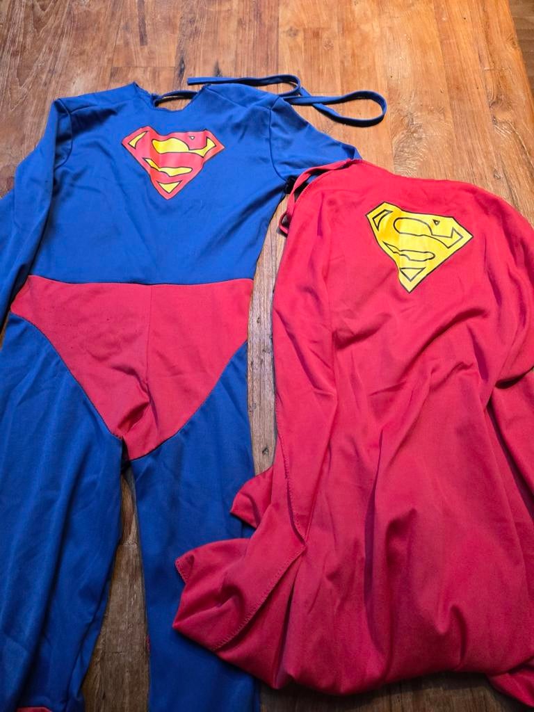 Superman Pak + Cape. Maat 116-122, Kinderen en Baby's, Carnavalskleding en Verkleedspullen, Ophalen of Verzenden, Gebruikt, 110 t/m 116