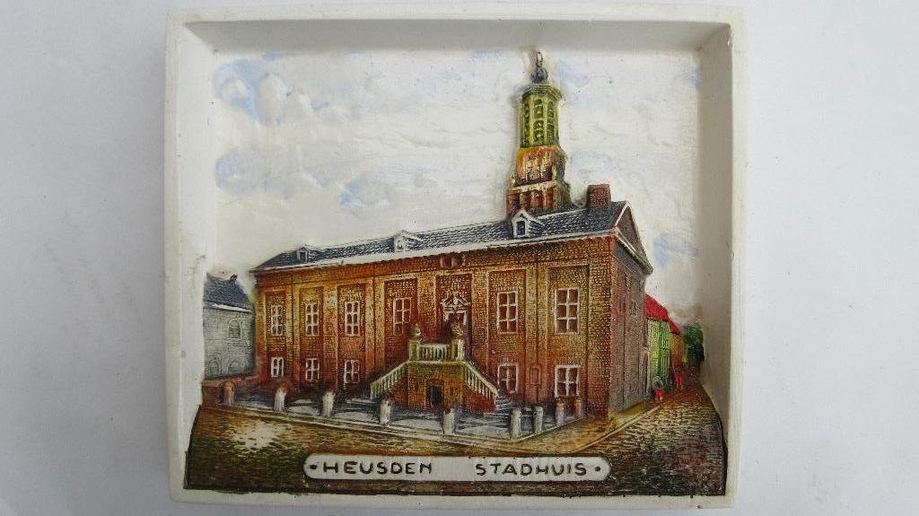 Hobra reliëf tegel Heusden Raadhuis, Antiek en Kunst, Antiek | Wandborden en Tegels, Ophalen of Verzenden